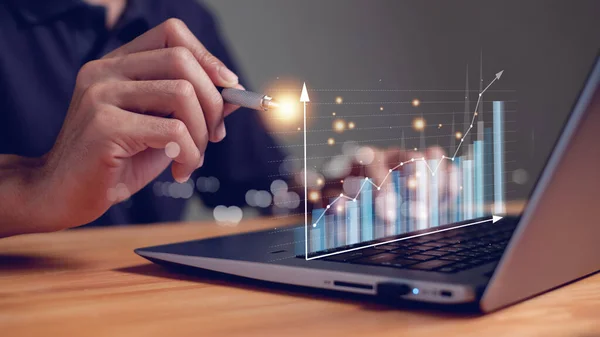 İş adamı veya tüccar, Forex ticaret grafiği verilerini, yatırımcıları, kripto para birimlerini, Borsa Yatırım Fonları ve Dijital Varlıkları, iş konseptini analiz ediyor.