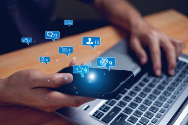 İnsanlar sosyal medya, sosyal medya oyunları, sosyal medya, sosyal medya ve çevrimiçi dijital kavramlar için akıllı telefonlar kullanıyorlar.