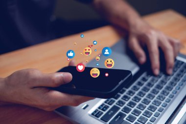 İnsanlar sosyal medya, sosyal medya oyunları, sosyal medya, sosyal medya ve çevrimiçi dijital kavramlar için akıllı telefonlar kullanıyorlar.