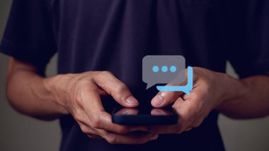 İnsanlar sosyal medya, sosyal medya oyunları, sosyal medya, sosyal medya ve çevrimiçi dijital kavramlar için akıllı telefonlar kullanıyorlar.
