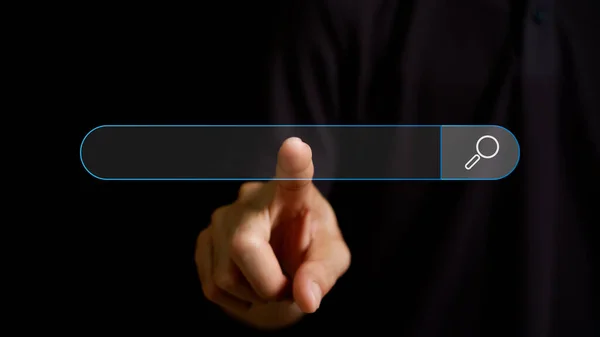 Sanal Ekranda Arama Çubuğu, Veri Arama Teknolojisi Arama Motoru optimizasyonunu gösteren bir işadamı.