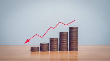 Enflasyon konsepti, kırmızı ok grafiği FED 'in faiz oranları artışları, küresel ekonomi ve enflasyon denetimi göz önüne alındığında konsept olarak madeni para dizileri.
