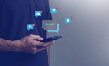 Sosyal medya konsepti, sosyal medya ve dijital çevrimiçi konsepte sahip akıllı telefon kullanımı, Evden Çalışmak.