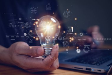 Ampul tutan adam, küresel internet bağlantısı, iş dünyası küresel internet bağlantı teknolojisi ve dijital pazarlama, dijital bağlantılı teknoloji, büyük veri, finans ve bankacılık