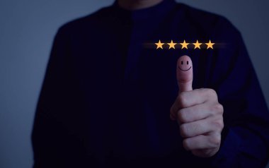 Gülümseyen yüz ikonu pozitif duygu, müşteri memnuniyeti konsepti ve kopya alanı olan beş yıldız gösteriyor.