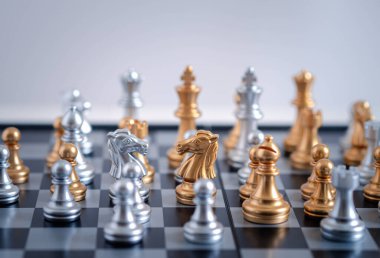 Altın Şövalye kamçıya karşı arka plan, Uluslararası satranç, fikirler ve rekabet ve strateji, satranç tahtası yarışması iş konsepti.