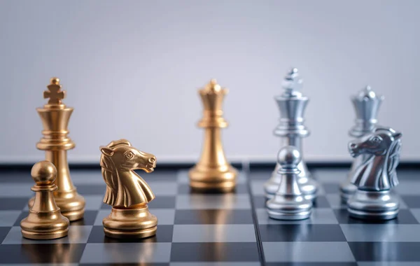 Altın Şövalye kamçıya karşı arka plan, Uluslararası satranç, fikirler ve rekabet ve strateji, satranç tahtası yarışması iş konsepti.