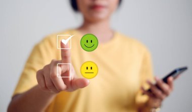 Müşteri Tecrübesi, mutlu kadınlar akıllı telefonu işaretli kutuyla tutarlar Harika Yüz, çok mutlu, memnun, müşteri hizmetleri konsepti.