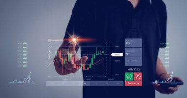İş adamı veya tüccar, Forex ticaret grafiği verilerini, yatırımcıları, kripto para birimlerini, Borsa Yatırım Fonları ve Dijital Varlıkları, iş konseptini analiz ediyor.