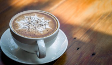 Ahşap sehpada bir kahve..