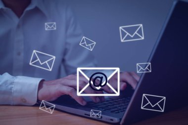 İş, sanal ekran, çevrimiçi çalışan internet ağı ve e-posta pazarlama kavramına dokunuyor.