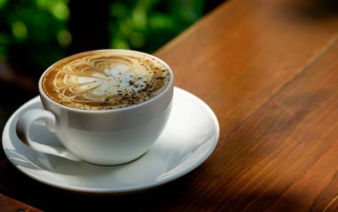 Ahşap sehpada bir kahve..