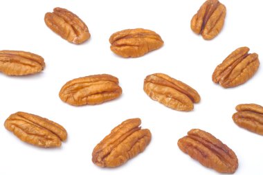 Beyaz arka planda soyulmuş ceviz, sağlık aşıkları için iyi olan fındık. Üst görünüm