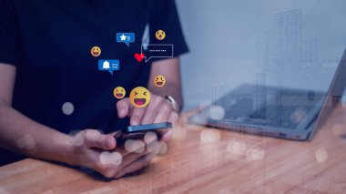 ticari el tutma cihazı, cep telefonundaki sosyal medya etkileşimleri, İnternet dijital pazarlaması çevrimiçi topluluk. Sosyal medya bildirim simgeleriyle kavram.