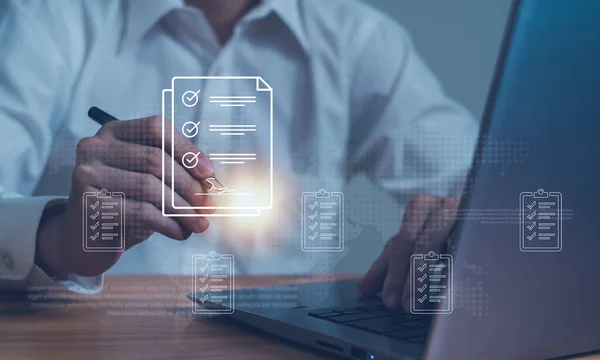 belge yönetimi, iş adamı dijital tablet, belge yönetimi, başvuru ile online sözleşme imzalama. E-imza, elektronik imza.