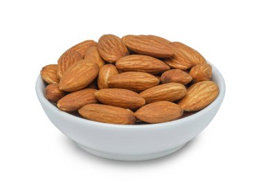 Beyaz arka planda izole edilmiş seramik kâse dolusu badem..