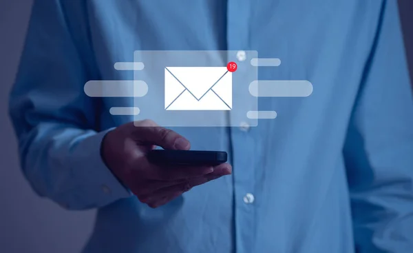 Geschäftsmann Surft Internet Mit Mail Symbol Mail Oder Newsletter Senden — Stockfoto