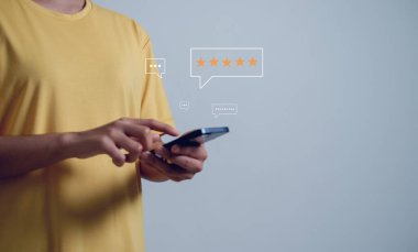 Akıllı telefon kullanarak dijital ağ ve uygulama iletişimi kavramında sohbet eden bir kadın eli. Cep telefonunda sosyal medya uygulaması sohbet kutusu.