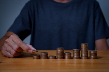  Yatırımcılar, tasarruf finansmanı kavramına sahip madeni paraları büyüyen bir konuma yerleştiriyor, gelecek ve emeklilik için para biriktiriyor.