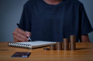  Yatırımcılar, tasarruf finansmanı kavramına sahip madeni paraları büyüyen bir konuma yerleştiriyor, gelecek ve emeklilik için para biriktiriyor.