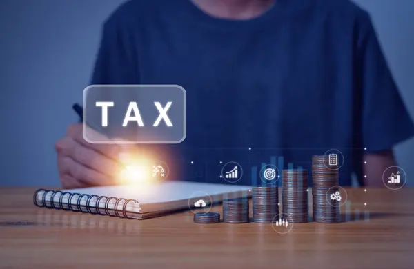 Steuerkonzept Wortsteuer Und Gestapelte Münzen Auf Schreibtische Legen Steuerzahlung Und — Stockfoto