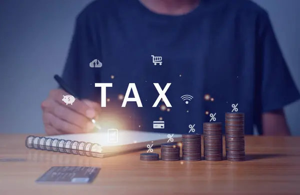 税务概念把世界税和堆积起来的硬币放在桌子上 进行纳税和减税规划 — 图库照片