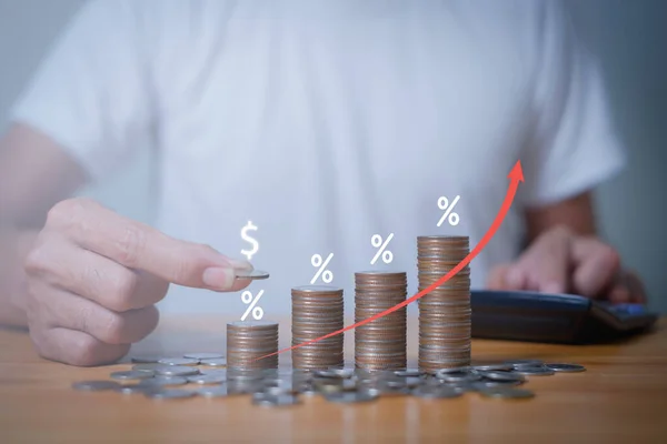 Para istifleyen işadamı oklu ve finansal bankacılık faiz artışı için yüzde sembollü madeni paralar, iş büyümesi konsepti. finansal yatırım sektörü hisse büyümesi.