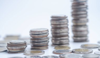 Bozuk paralar farklı pozisyonlarda üst üste istiflenir. Para ve para birikimleri, yatırımlar, pazarlama, fonlar, iş konsepti.