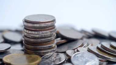 Bozuk paralar farklı pozisyonlarda üst üste istiflenir. Para ve para birikimleri, yatırımlar, pazarlama, fonlar, iş konsepti.