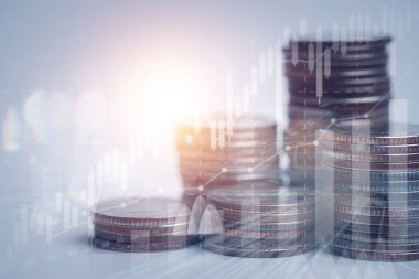 Madeni paralara çifte maruz kalma ve finans ve bankacılık konsepti için şehir arkaplanı. Yatırım, servet kazancı için değerli varlık, varlık yönetimi.