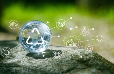 ESG, CO2 ve net sıfırın ikon ortamı ile yeşil ormanda cam küre. Teknoloji Çevre, toplum ve sürdürülebilir çevre kavramı için yönetim.