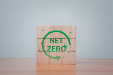 Yeşil ağ sıfır ikonlu tahta küpler ve gri arkaplanda yeşil simge. Sıfır ve karbon nötr konsept, plastiksiz, dünya günü, dünya çevre günü.