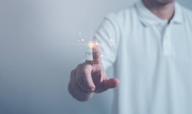 Verileri korumak için siber güvenlik ve gizlilik kavramları. Simge ve internet ağ güvenlik teknolojisini kilitle. Akıllı telefondaki kişisel verileri koruyan iş adamı, sanal ekran arayüzleri. siber güvenlik.