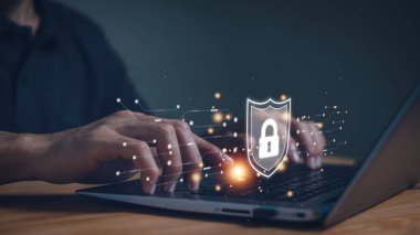 Verileri korumak için siber güvenlik ve gizlilik kavramları. Simge ve internet ağ güvenlik teknolojisini kilitle. Akıllı telefondaki kişisel verileri koruyan iş adamı, sanal ekran arayüzleri. siber güvenlik.