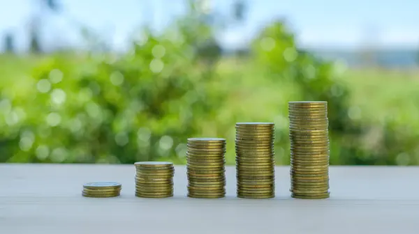 Κοντινό Πλάνο Στοίβαγμα Νομισμάτων Πράσινο Bokeh Χρήματα Αποταμίευση Και Επένδυση — Φωτογραφία Αρχείου