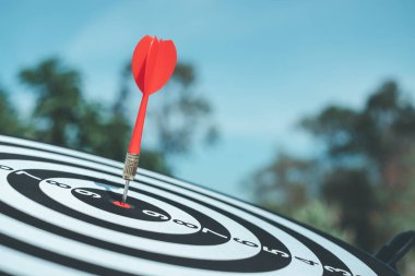 Bullseye bir iş hedefidir. Dart bir fırsat ve Dartboard hedef ve hedef. hedefleme ve kazanma işi.