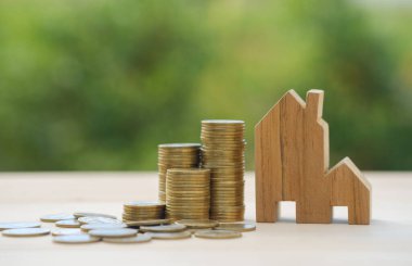 Bozuk paraları yeşil bokeh ile kapatıyoruz. Para ve tasarruf ve yatırım kavramı, gelecek için hazırlanmak için para biriktirin.