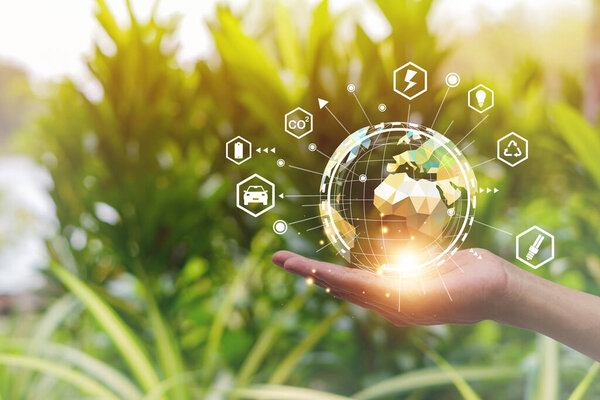 Концепция окружающей среды Зеленая планета в руках с сияющим светом. Спасите и защитите Землю. устойчивое и корпоративное развитие, экологически чистые.