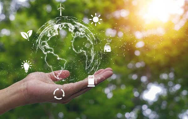 Концепция окружающей среды Зеленая планета в руках с сияющим светом. Спасите и защитите Землю. устойчивое и корпоративное развитие, экологически чистые.