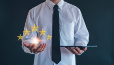 Müşteri hizmetleri tecrübesi ve iş memnuniyeti anketi, akıllı telefon kullanarak elinizi kapatın ve ürün ve hizmet konseptini artırmak için beş yıldız işareti verin.