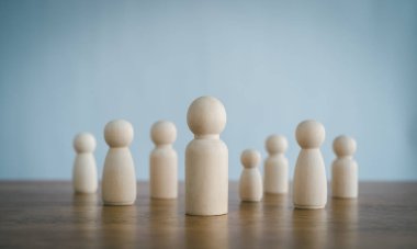 İnsan Kaynakları Yönetimi ya da Personel İşe Alma Konsepti. Kalabalıktan bir personel lideri seçmek. Ahşap blok insanları.