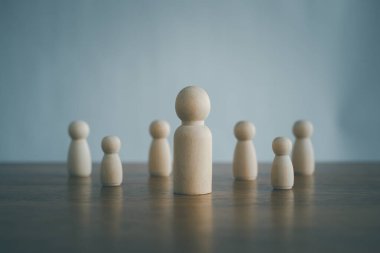 İnsan Kaynakları Yönetimi ya da Personel İşe Alma Konsepti. Kalabalıktan bir personel lideri seçmek. Ahşap blok insanları.