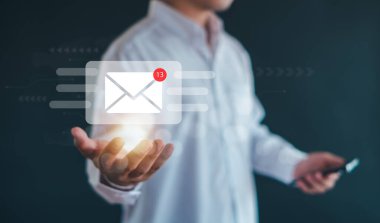 E-posta pazarlama konsepti, e-posta ya da bülten gönderme, gelen kutusu elektronik mesaj uyarısı alma. İnternet teknolojisi. iş e-posta iletişimi ve dijital pazarlama için. 