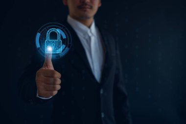 Verileri korumak için siber güvenlik ve gizlilik kavramları. Simge ve internet ağ güvenlik teknolojisini kilitle. Akıllı telefondaki kişisel verileri koruyan iş adamı, sanal ekran arayüzleri. siber güvenlik.