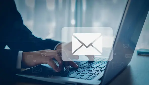 E-posta pazarlama konsepti, e-posta ya da bülten gönderme, gelen kutusu elektronik mesaj uyarısı alma. İnternet teknolojisi. iş e-posta iletişimi ve dijital pazarlama için. 