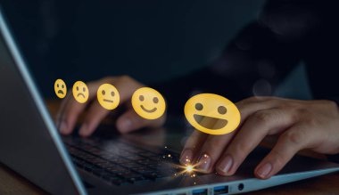 Müşteri memnuniyet değerlendirmesi anket konsepti. Kullanıcı hizmete mükemmel deneyim derecesi verir, müşteri iş itibarının kalitesini değerlendirir. 