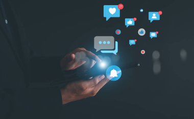 Sosyal medya ve dijital online konsept, sosyal medyada akıllı telefon kullanan adam. Tatilde yaşamak ve sosyal medyada oynamak. Sosyal Mesafe, İletişim.