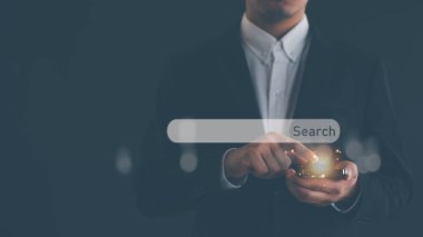 SEO Veri Arama Teknolojisi Arama Motoru optimizasyonu. Arama motoru optimizasyonu, web sitenizdeki arama çubuğu işlevini kullanarak bilgi aramak için laptop kullanan bir adam eli.