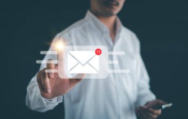 E-posta pazarlama konsepti, e-posta ya da bülten gönderme, gelen kutusu elektronik mesaj uyarısı alma. İnternet teknolojisi. iş e-posta iletişimi ve dijital pazarlama için. 