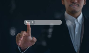 SEO Veri Arama Teknolojisi Arama Motoru optimizasyonu. Arama motoru optimizasyonu, web sitenizdeki arama çubuğu işlevini kullanarak bilgi aramak için laptop kullanan bir adam eli.